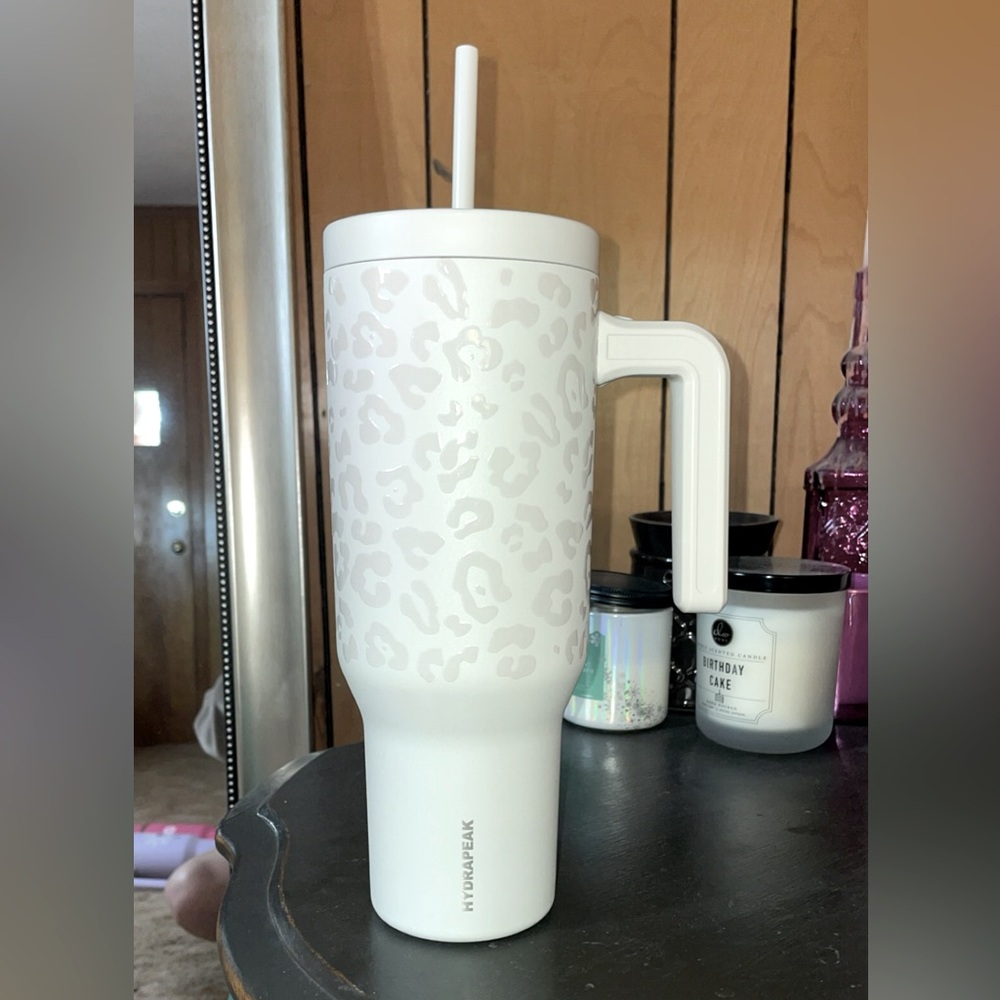 Cream leopard Hydrapeak Tumbler-EUC